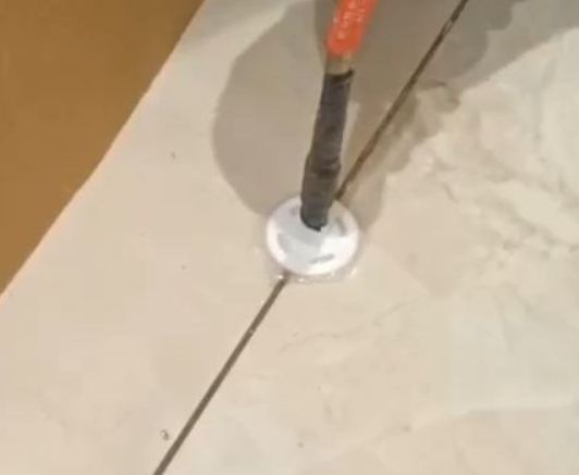 浔阳瓷砖空鼓维修公司专业解答瓷砖在铺贴过程中，如果没有涂抹均匀到位的粘结材料（如水泥砂浆或瓷砖胶），可能会导致以下问题